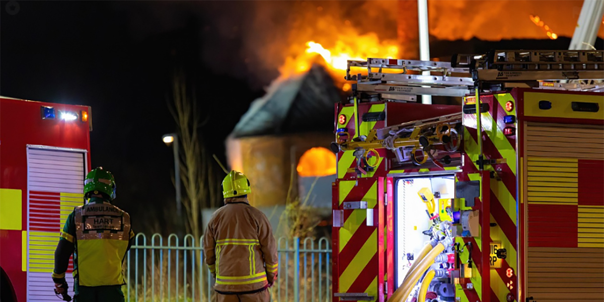 Incendio doloso nel cosentino: distrutti otto mezzi di una catena distributiva locale
